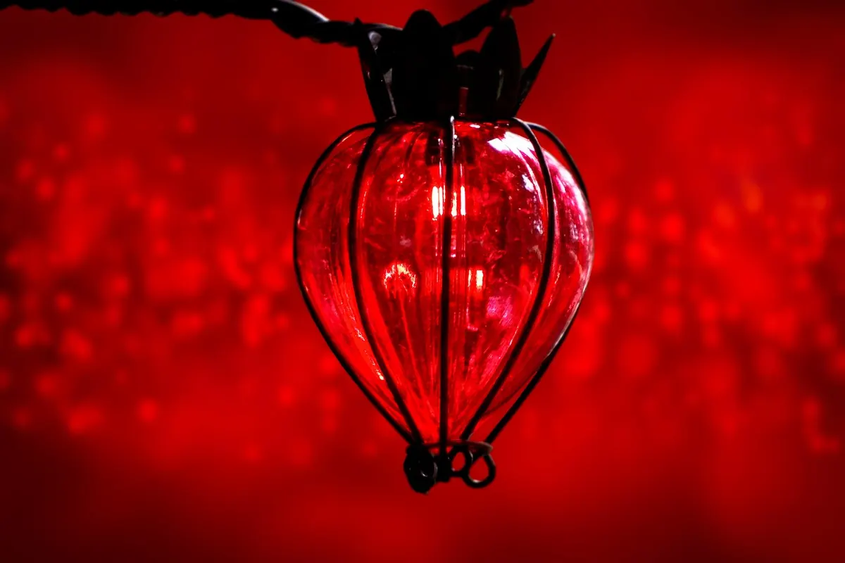 Glass vs. Metal Lanterns: Which Survives Wind, Rain, and Rust Better?